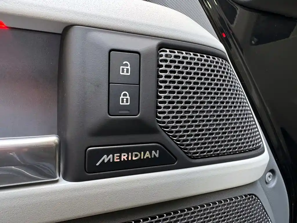 Land Rover Defender 2023 — фото 17