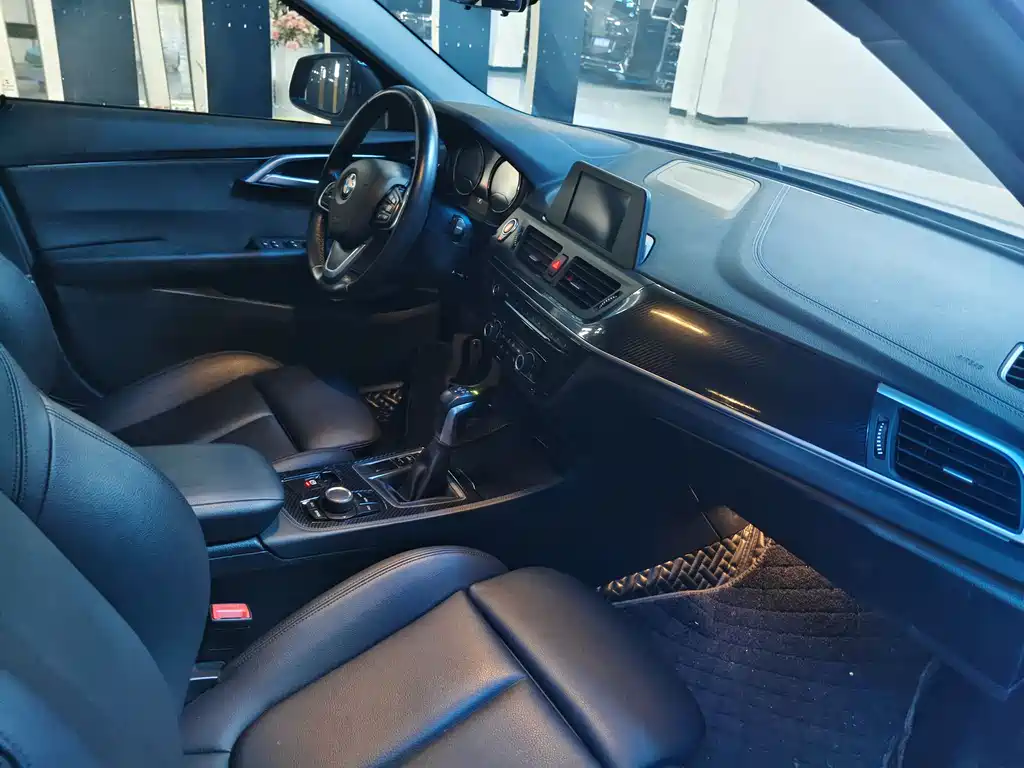 BMW 1 Series 2019 — фото 12