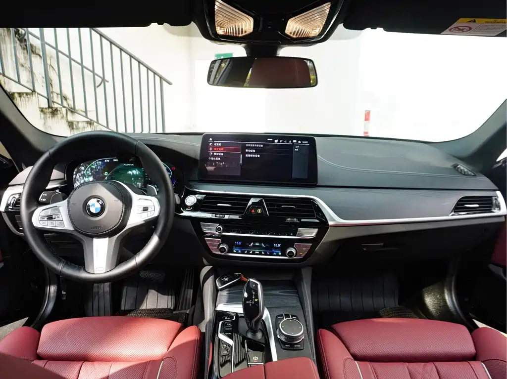 BMW 5 Series 2022 — фото 19
