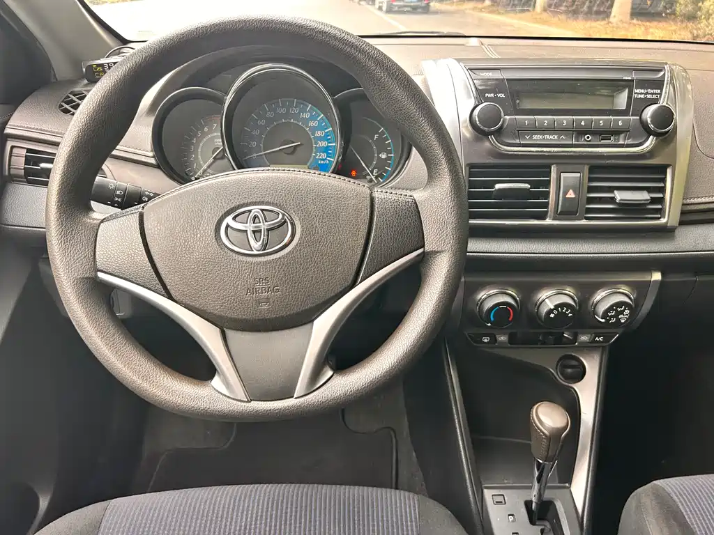 Toyota Yaris L 2015 — фото 8