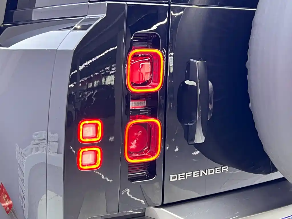 Land Rover Defender 2024 — фото 10