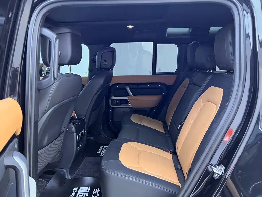 Land Rover Defender 2024 — фото 16