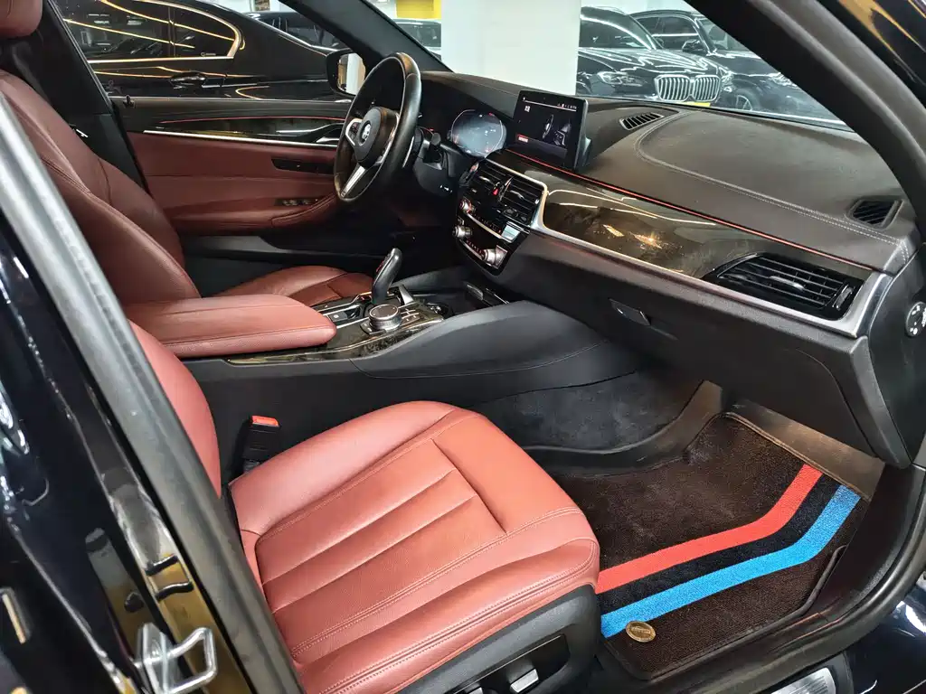 BMW 5 Series 2019 — фото 14