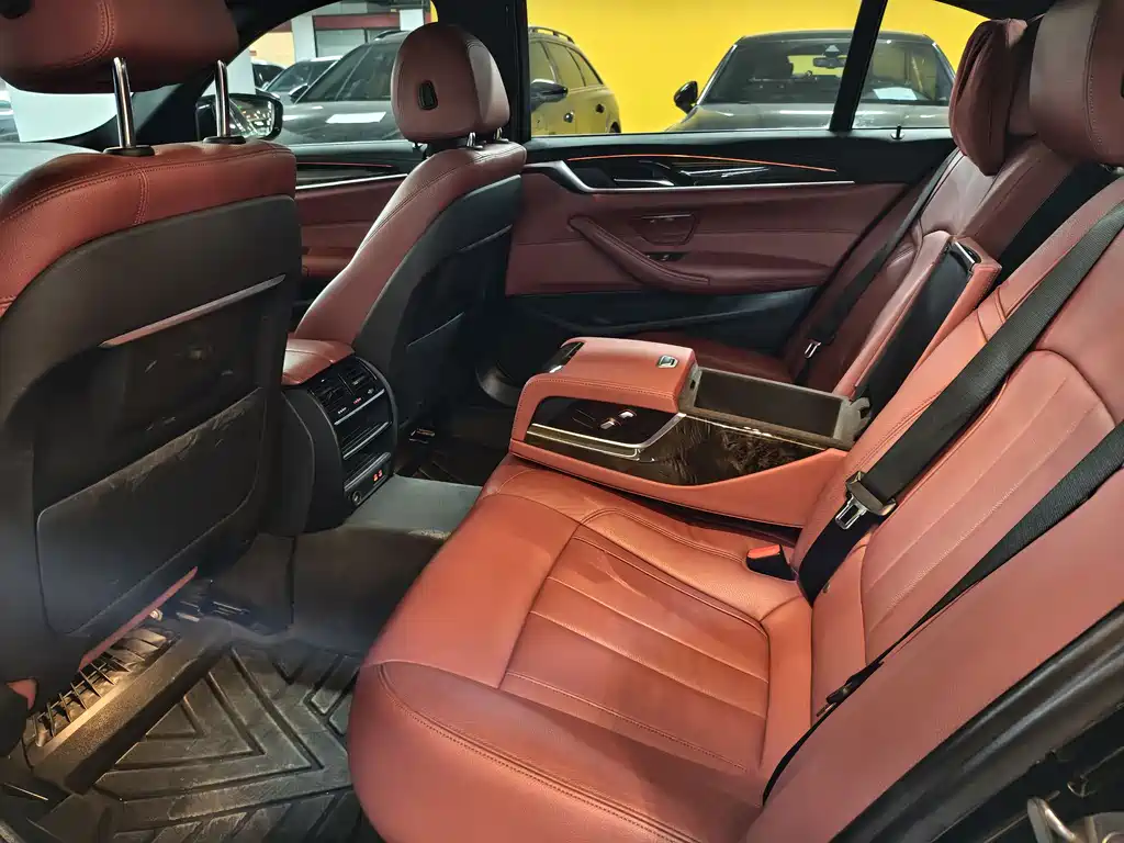 BMW 5 Series 2019 — фото 10