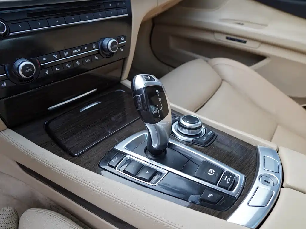 BMW 7 Series 2010 — фото 20