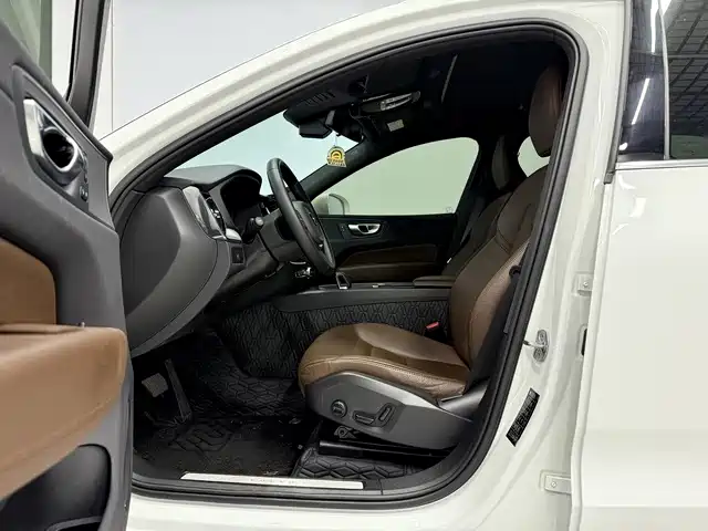 Volvo XC60 2023 — фото 9