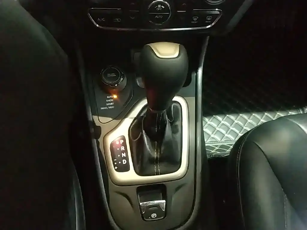 Jeep Cherokee 2015 — фото 14