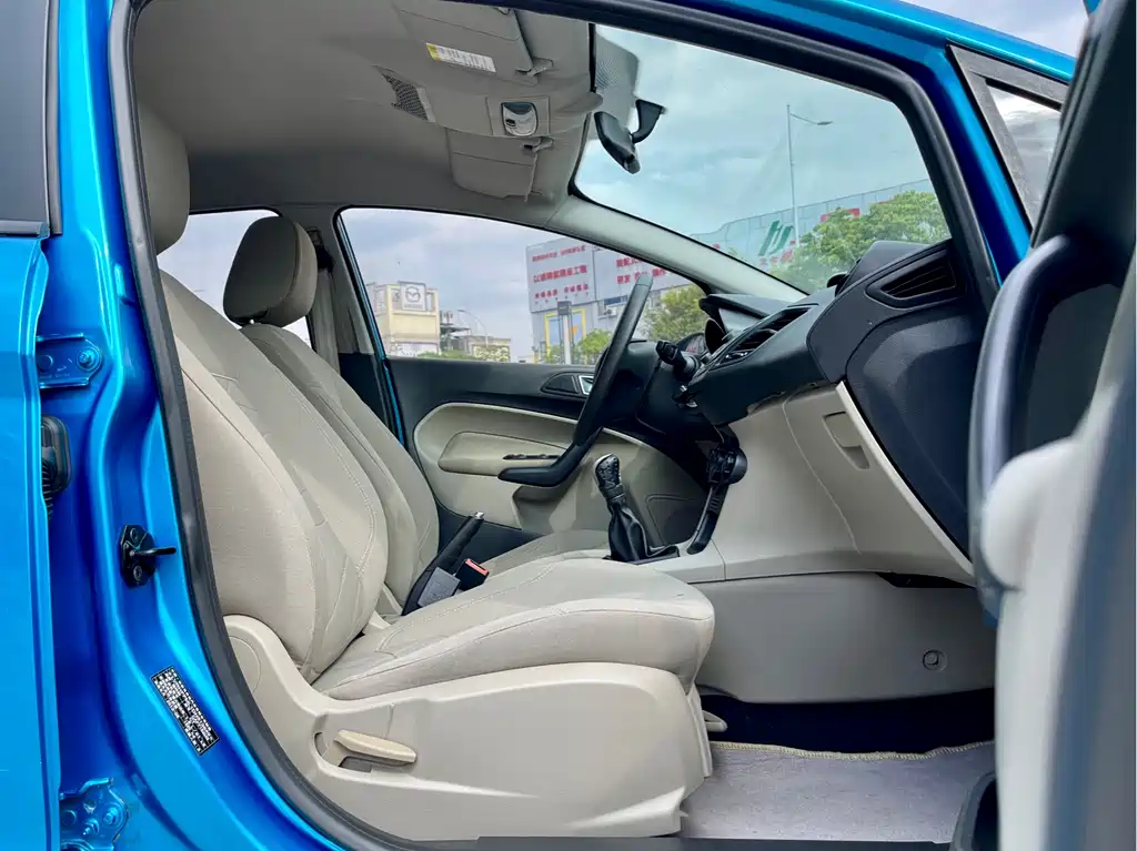 Ford Fiesta 2013 — фото 10