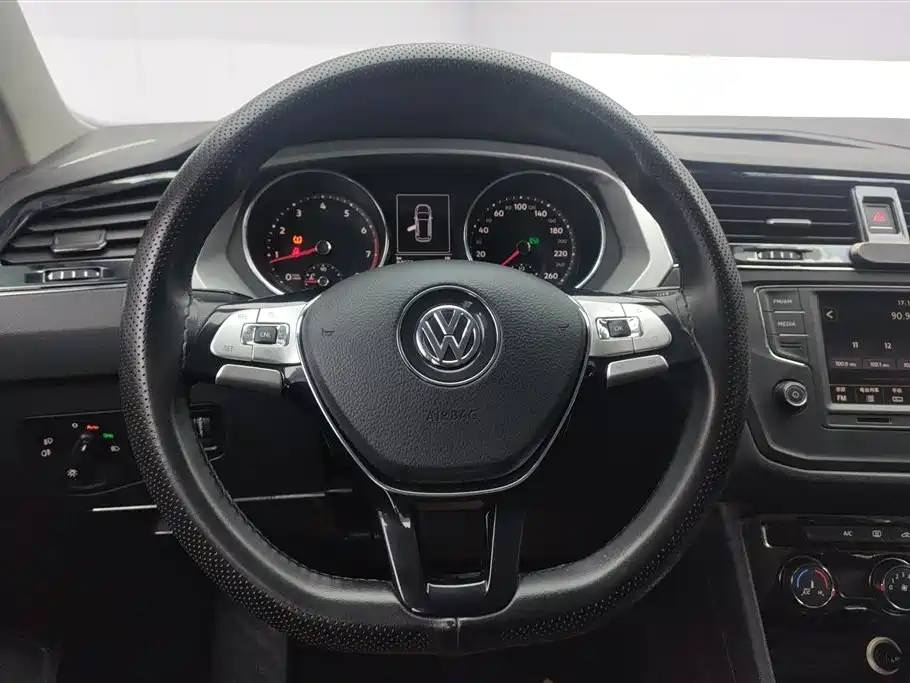 Volkswagen Tiguan L 2017 — фото 15