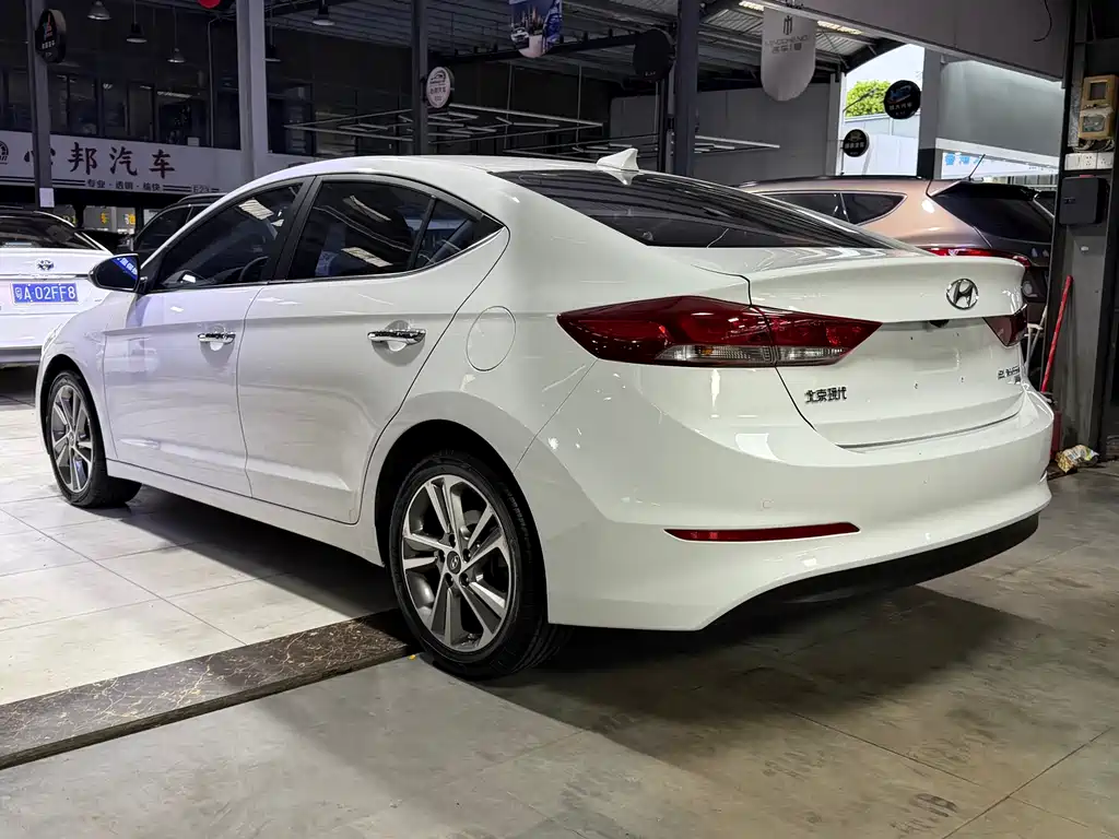 Hyundai Elantra 2018 — фото 17