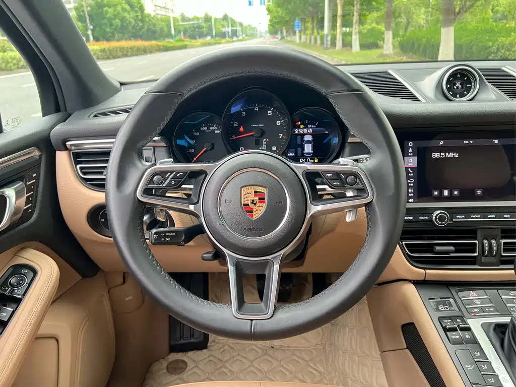 Porsche Macan 2019 — фото 10