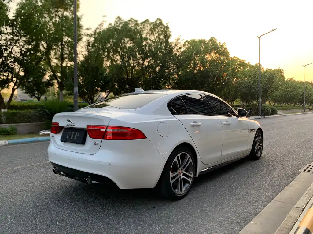 Jaguar XE 2017 — фото 8