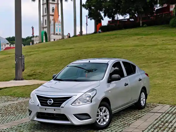 Nissan Sunny 2015