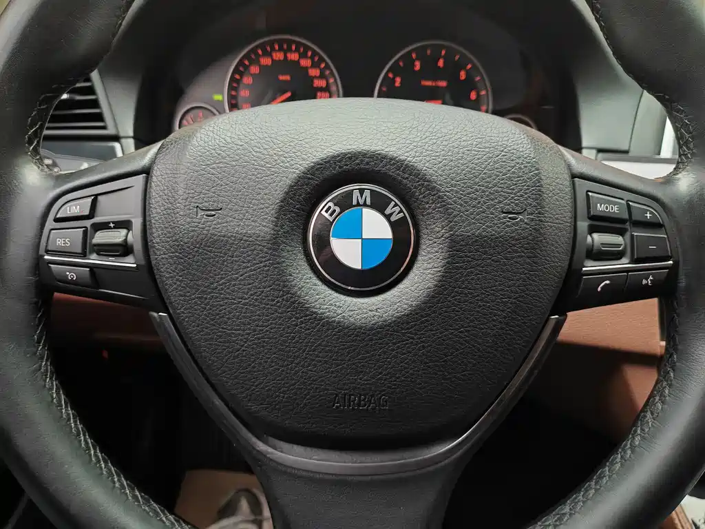 BMW 5 Series 2017 — фото 17