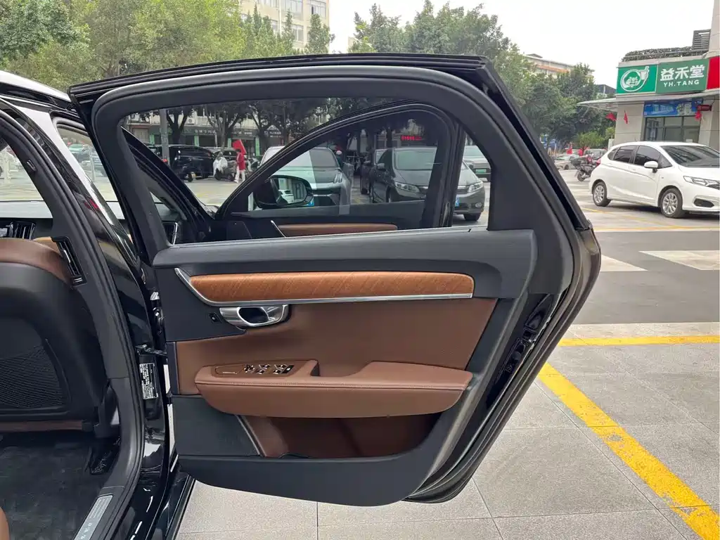 Volvo S90 2018 — фото 19