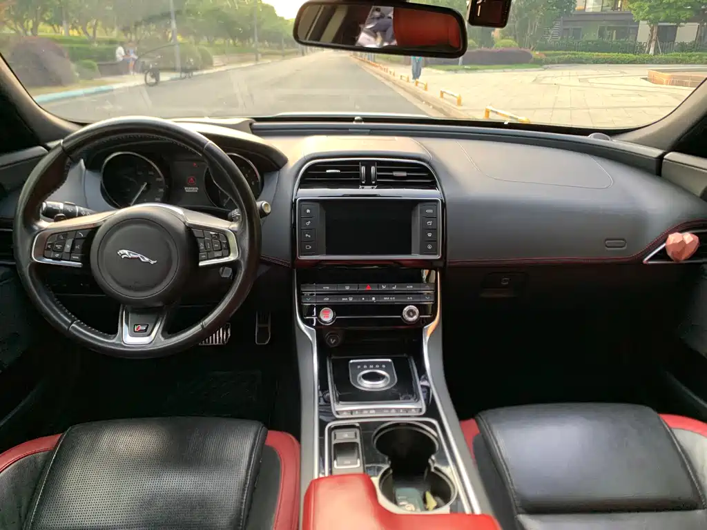 Jaguar XE 2017 — фото 11