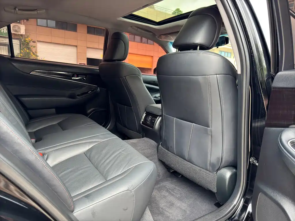 Toyota Crown 2018 — фото 10