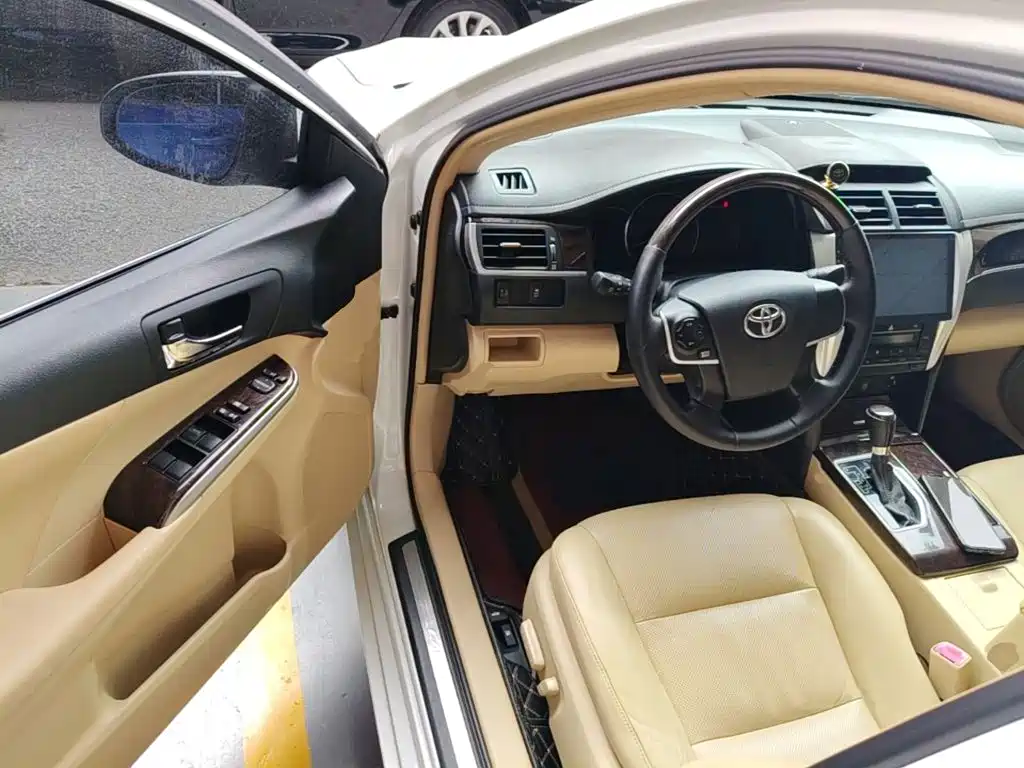 Toyota Camry 2017 — фото 16
