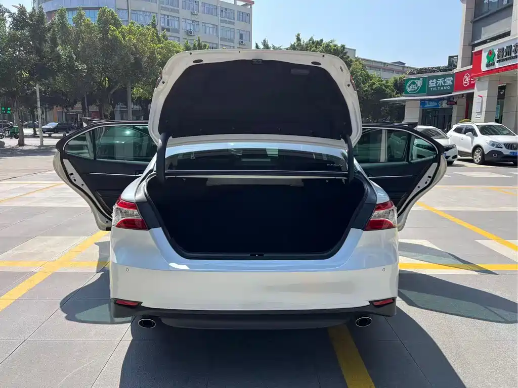Toyota Camry 2019 — фото 18