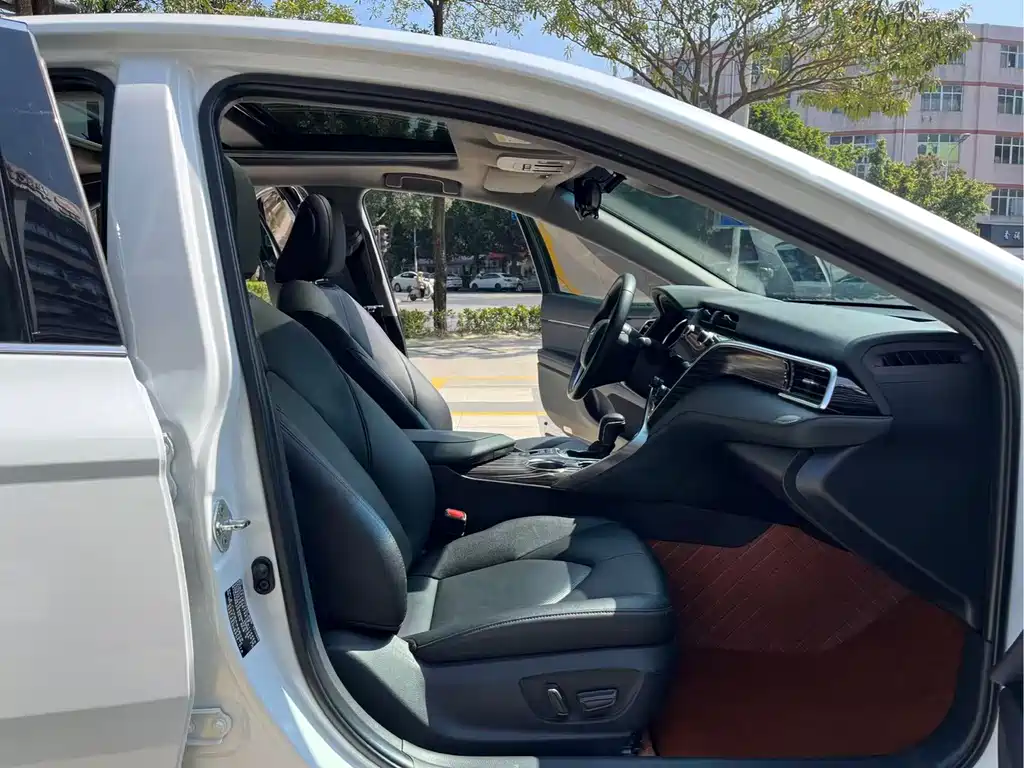 Toyota Camry 2019 — фото 29