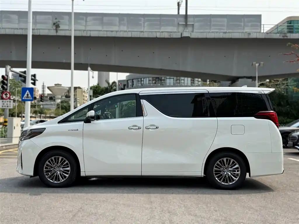 Toyota Alphard 2023 — фото 3