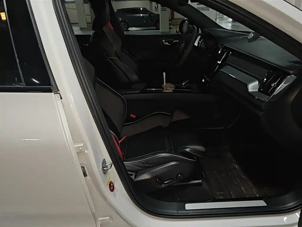 Volvo XC60 PHEV 2020 — фото 25