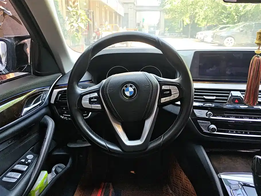 BMW 5 Series 2018 — фото 15