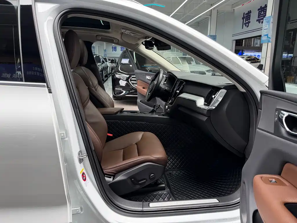 Volvo XC60 2019 — фото 16