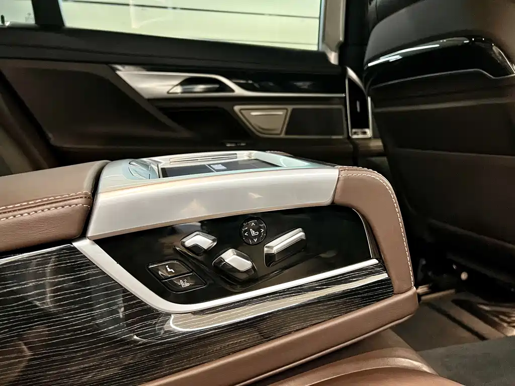 BMW 7 Series 2020 — фото 18