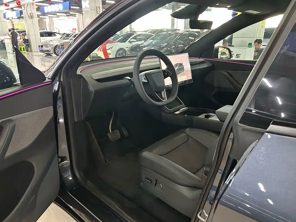 Tesla Model Y 2026 — фото 11
