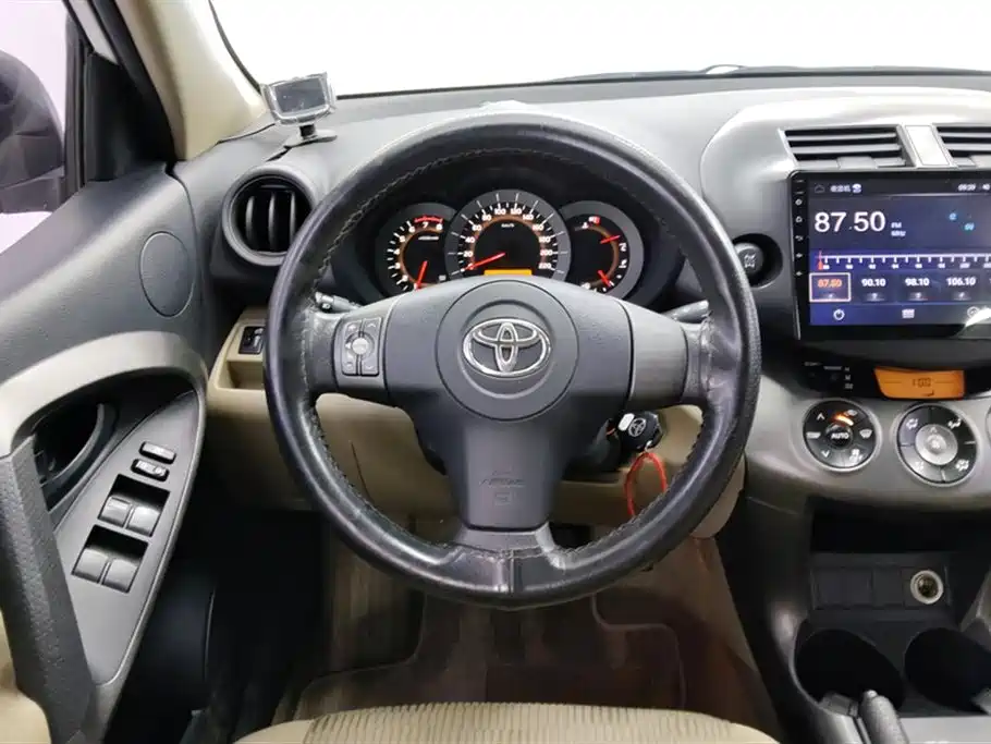Toyota RAV4 2011 — фото 15