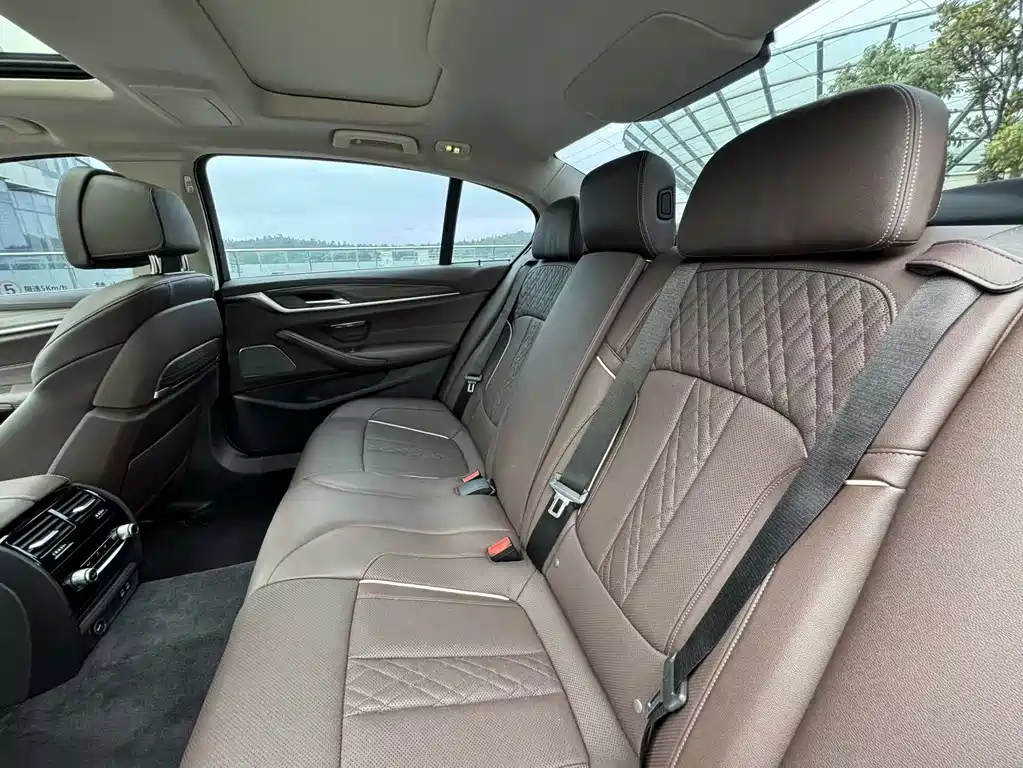 BMW 5 Series 2021 — фото 16
