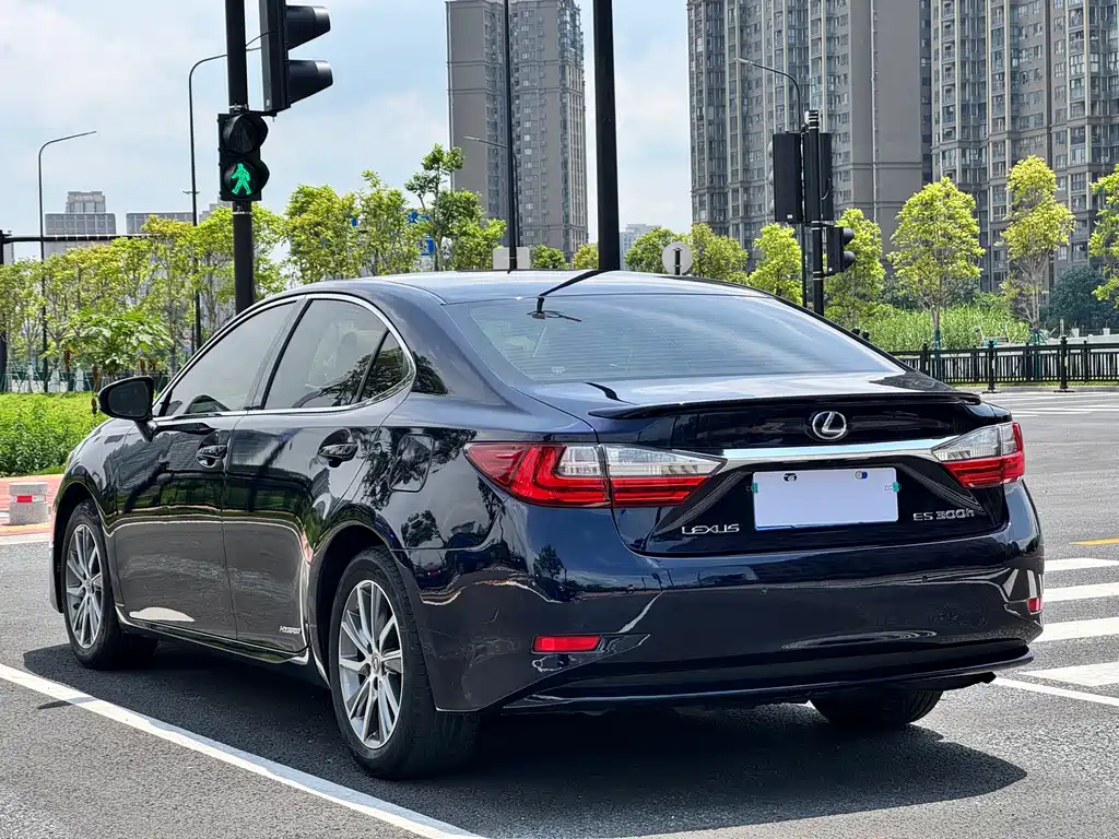 Lexus ES 2017 — фото 11