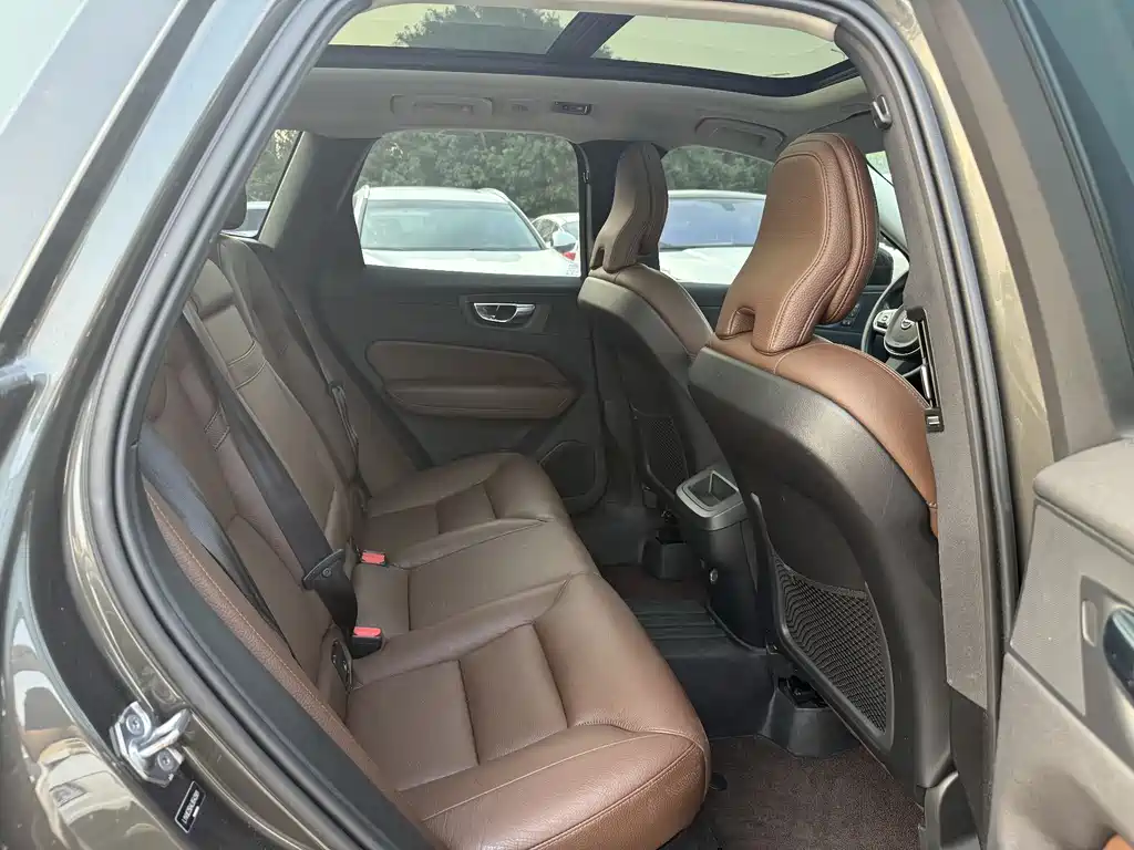 Volvo XC60 2020 — фото 10