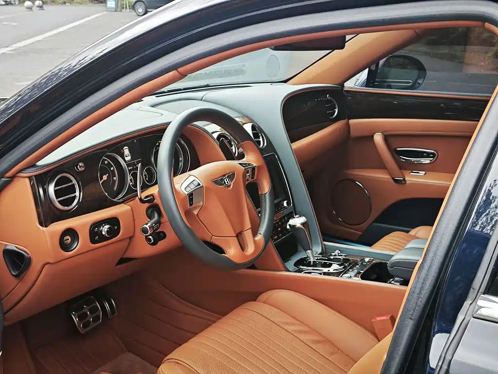 Bentley Flying Spur 2018 — фото 11