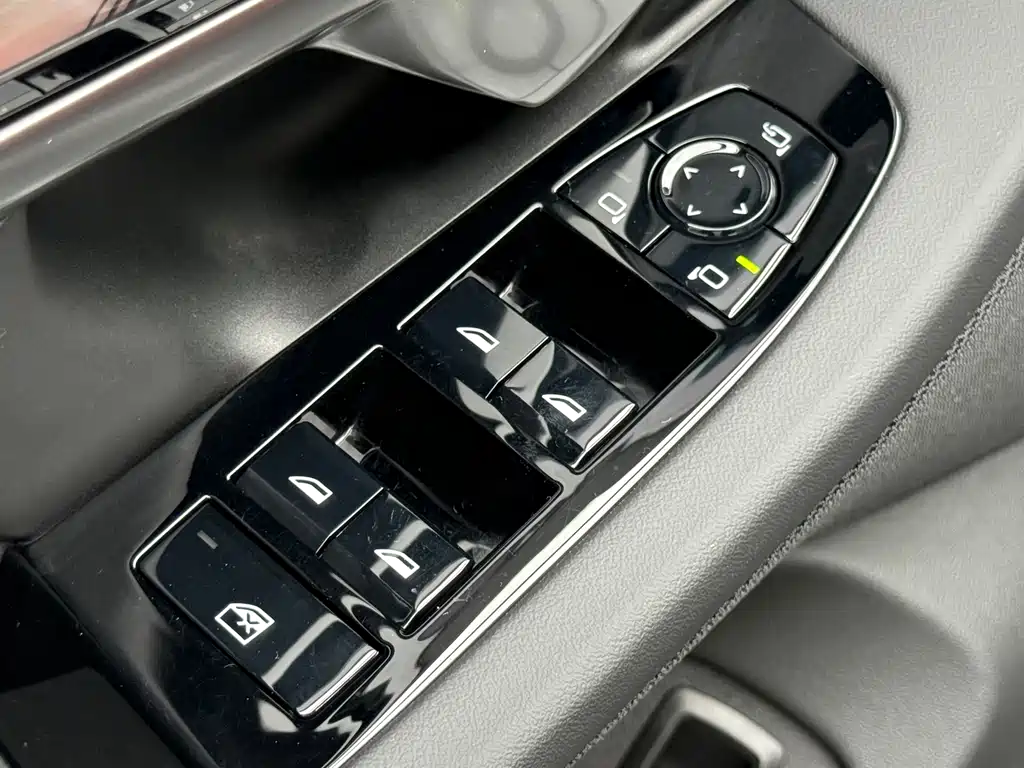 BMW 5 Series 2025 — фото 14