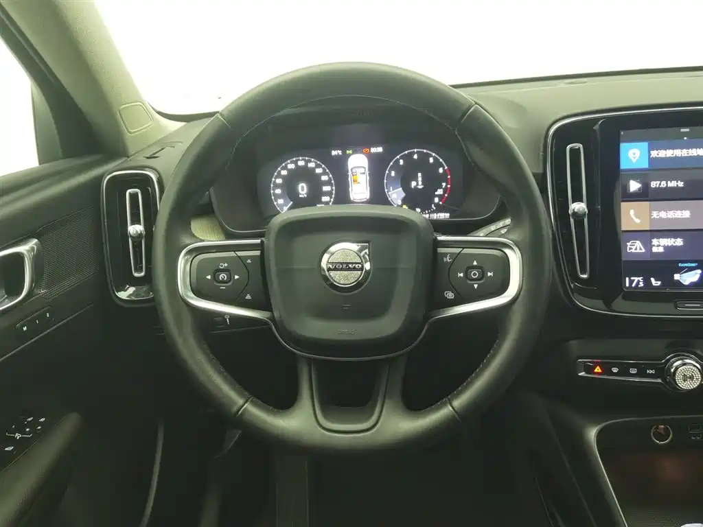 Volvo XC40 2019 — фото 11