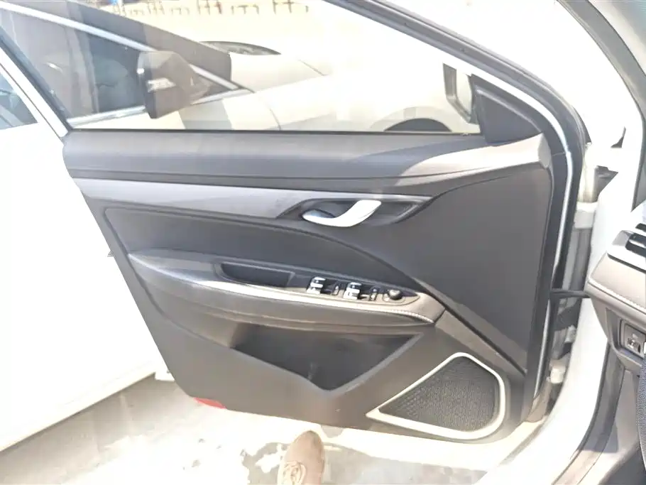 Geely Emgrand 2022