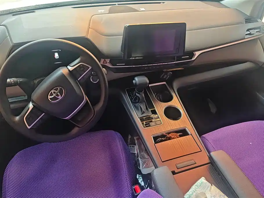 Toyota Sienna 2023 — фото 12