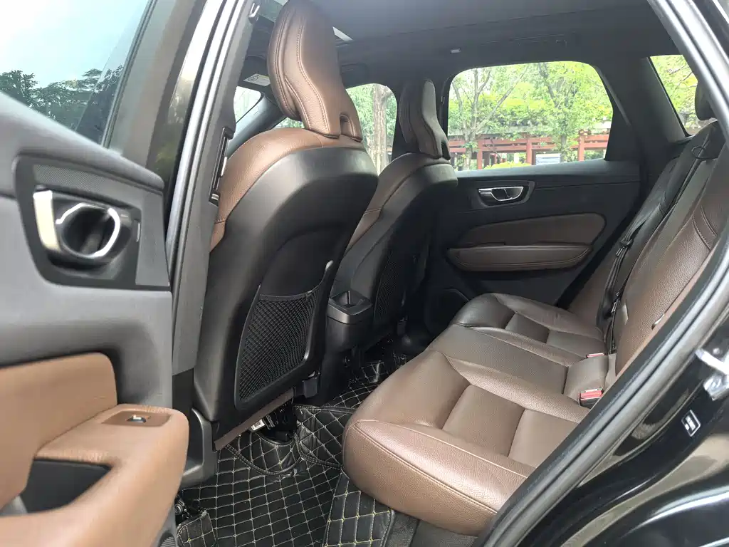 Volvo XC60 2022 — фото 12