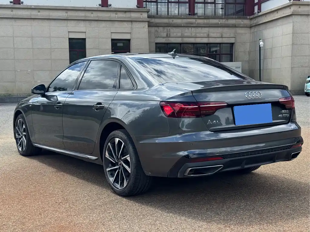 Audi A4L 2023 — фото 5