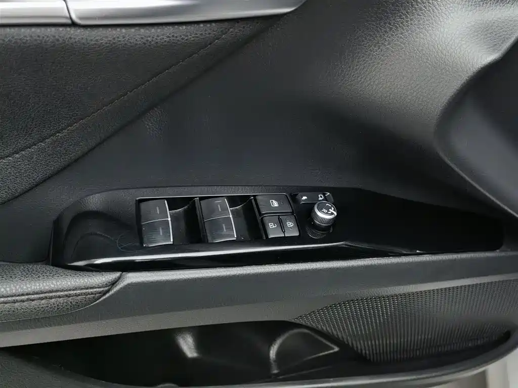 Toyota Camry 2022 — фото 9