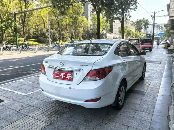 Hyundai Accent 2012