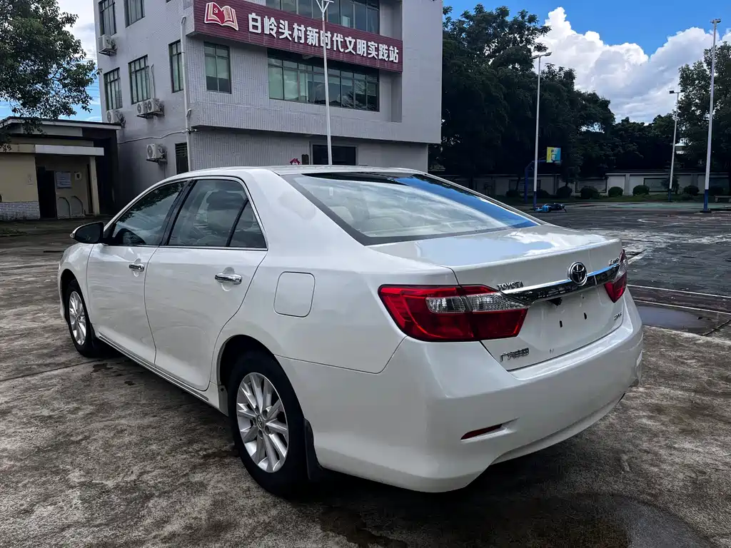 Toyota Camry 2014 — фото 4