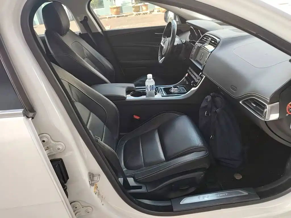 Jaguar XE 2015 — фото 25