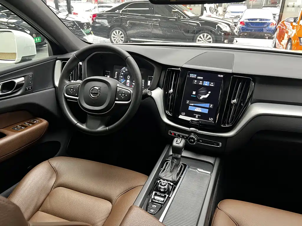 Volvo XC60 2020 — фото 22