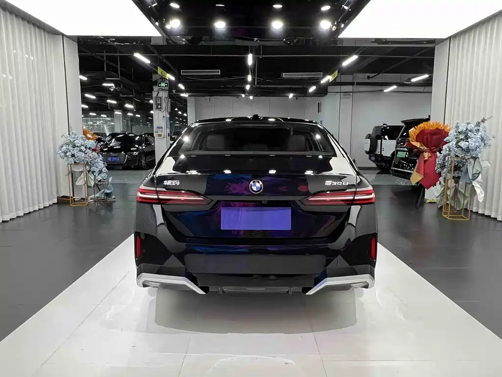BMW 5 Series 2025 — фото 11