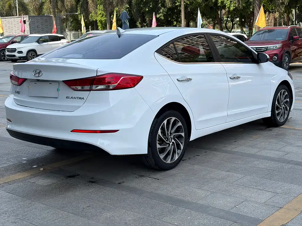 Hyundai Elantra 2020 — фото 5