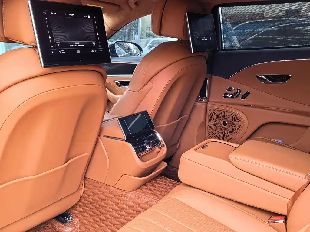 Bentley Flying Spur Plug-In Hybrid 2022 — фото 12