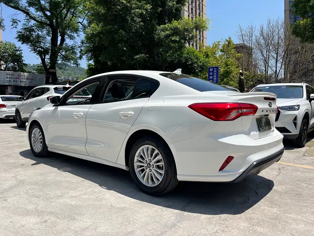 Ford Focus 2019 — фото 17
